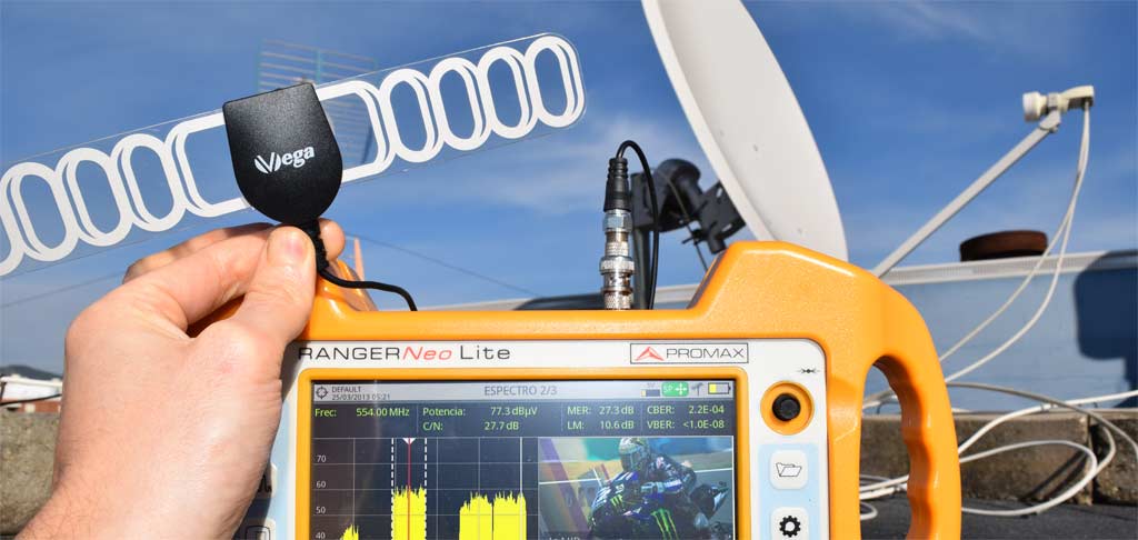 A PROMAX analyzer receiving HD-DTT using a portable antenna with power supplied via the meter RF connector